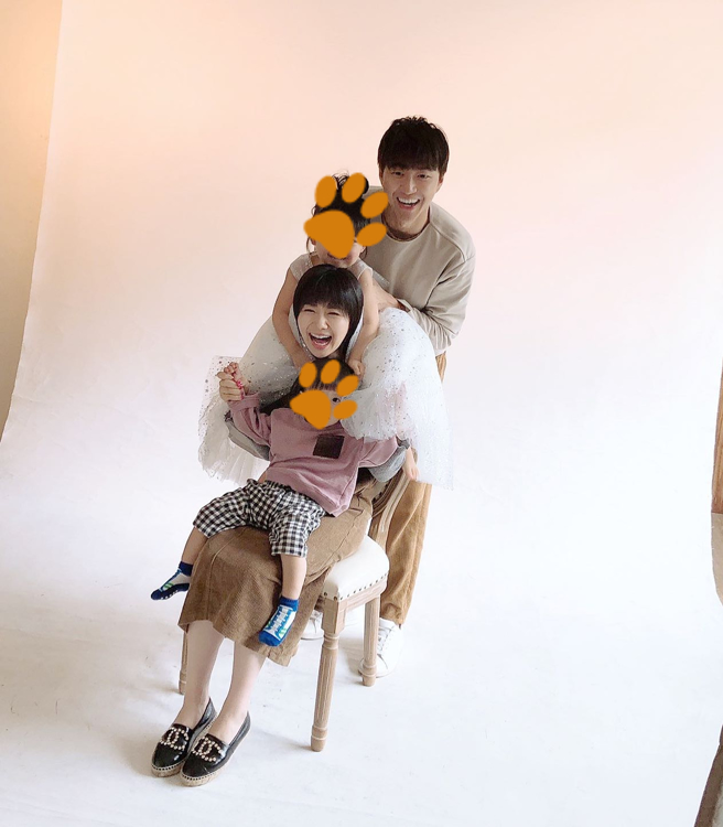 江宏杰一家人幸福合影停留在去年1月1日。(图／江宏杰 IG)