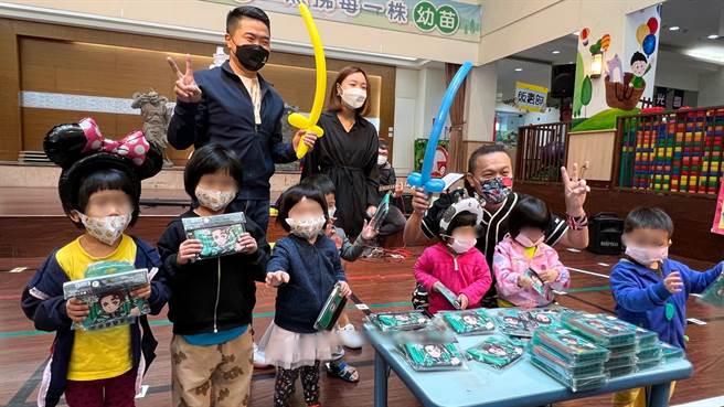 今天是兒童節，前立委顏寬恒與消波塊樂團共同送愛心到鎮瀾兒童家園。（顏寬恒提供）