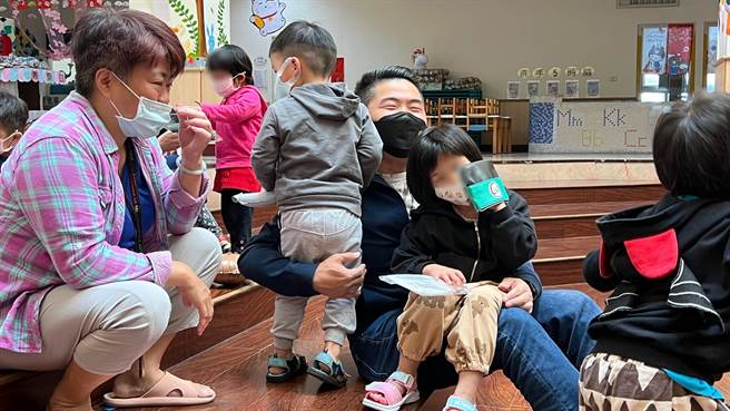 今天是兒童節，前立委顏寬恒與消波塊樂團共同送愛心到鎮瀾兒童家園。（顏寬恒提供）