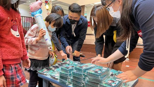 今天是兒童節，前立委顏寬恒與消波塊樂團共同送愛心到鎮瀾兒童家園。（顏寬恒提供）