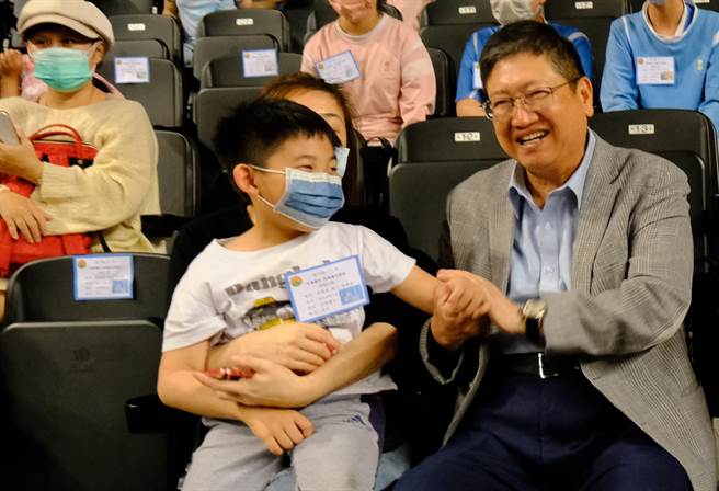 县长杨文科（右）日前邀绘画比赛得奖学生，欣赏新北中信特攻队VS东泰高中篮球反毒公益赛。（新竹县政府提供／罗浚滨新竹传真）