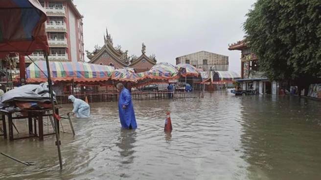 台南市北門區三寮灣聚落，去年8月9日發生淹水災情，當地宮廟東隆宮情況更慘，當天上午11點水才完全退。（北門區公所提供／張毓翎台南傳真）