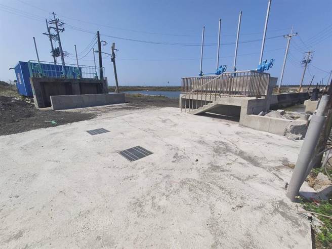 為此，南市府建置抽水平台。（北門區公所提供／張毓翎台南傳真）