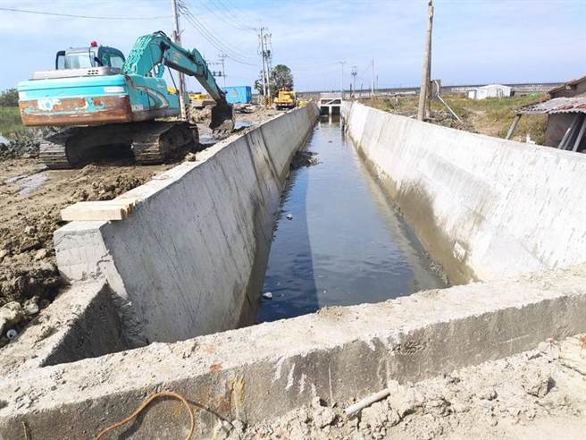 南市府今年也已完成聚落內200公尺護岸的改善工程。（北門區公所提供／張毓翎台南傳真）