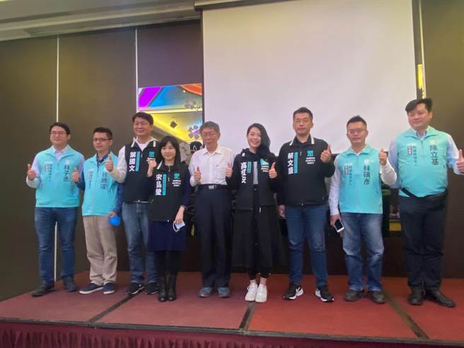 台北市長兼民眾黨主席柯文哲（中）4日率立委高虹安及多位議員參選人在新竹市參訪，被外界視為是來踢館，柯文哲則表示，選民會自己決定啦。（陳育賢攝）