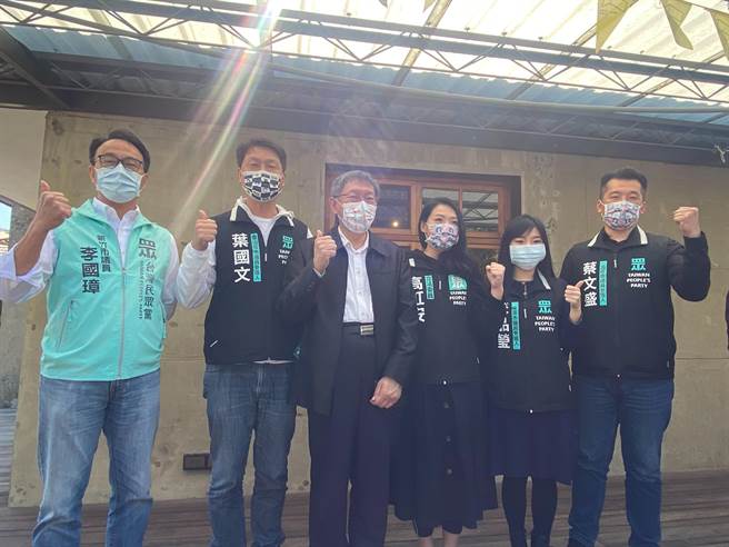台北市長兼民眾黨主席柯文哲（左三）4日率立委高虹安及多位議員參選人在新竹市參訪，被外界視為是來踢館，柯文哲則表示，選民會自己決定啦。（陳育賢攝）