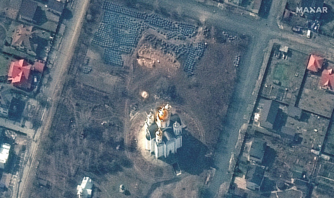 俄罗斯外交部发言人沙卡洛娃（Maria Zakharova）指控乌克兰小镇布查（Bucha）街头遍布遗体、乱葬岗的画面，是美国「下令」编造的故事。图为布查郊区一座设有乱葬岗的教堂卫星画面。（图／路透社）