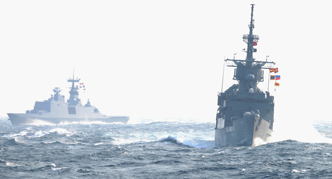 宜阳舰也中！屏东确诊＋1 居隔第5天染疫Ct值9.2。图为2015年宜阳舰（右）与承德舰（左）战备巡弋画面。（资料照／季志翔摄）