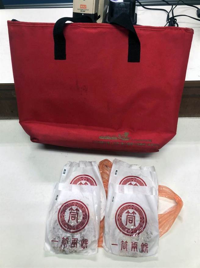 谢姓男子抢得的7块葱肉饼，有3块已经被他吃掉。（读者提供／洪荣志台南传真）