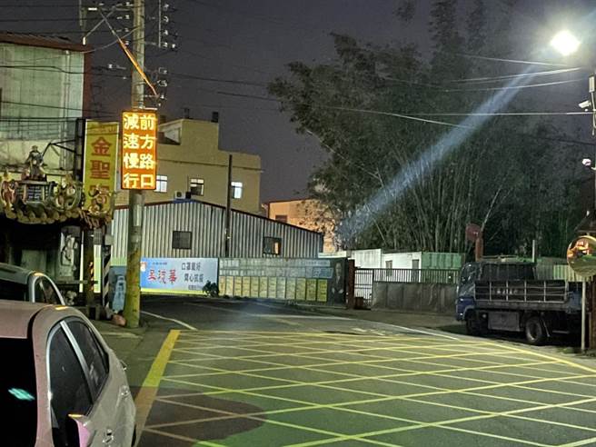 台中市乌日区溪岸路因位置偏远、夜间灯光照明不足，交通局设置自主性发光的LED发光提醒标志，提升道路交通安全。（交通局提供／林欣仪台中传真）