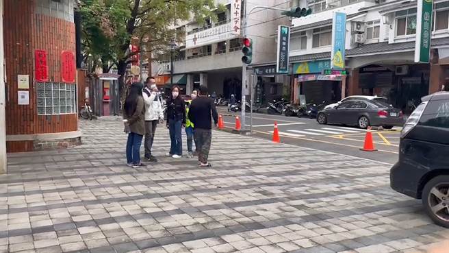 云林县斗六市云林国小1名家长（右）6年来汽车违停校门旁还呛声志工妈妈，民眾嘆「最差身教」。（民眾提供／张朝欣云林传真）