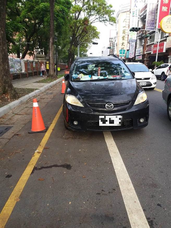 云林县斗六市云林国小1名家长6年来汽车违停校门旁还呛声志工妈妈，民眾嘆「最差身教」。（民眾提供／张朝欣云林传真）