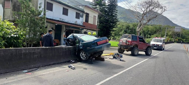24歲林姓男子今上午駕車行經花蓮縣富里鄉台9線289.5K處，疑因車速過快，過彎不慎，自撞路旁水泥護欄，左側車身直接呈現「凹」字型包覆著護欄，所幸林命大，意識清楚，僅左腿粉碎性骨折，已送往醫院治療。（花蓮縣消防局第三大隊提供／羅亦晽花蓮傳真）