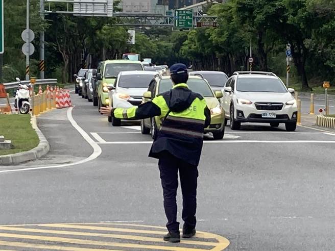 今天是清明连假第3天，苏花路廊午后陆续出现北上车潮，警方目前已在台9线崇德管制站採双线单线轮流放行方式，疏导壅塞的车流。（警方提供／罗亦晽花莲传真）