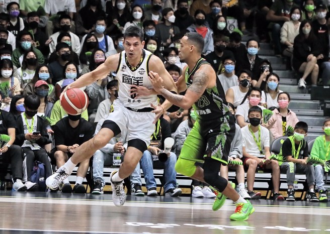 杨敬敏(左)全力甩脱钱肯尼的贴身防守。(新北国王提供)