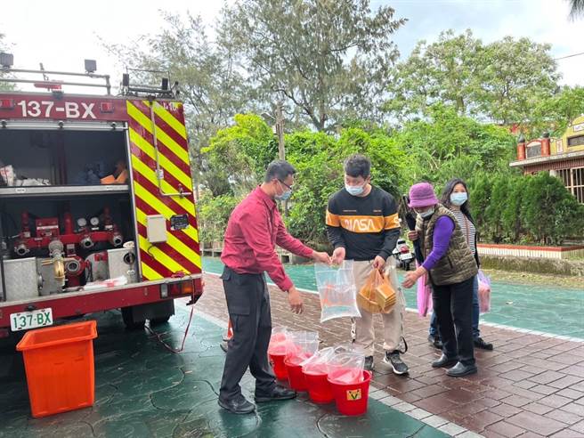 清明連假期間，新北市消防局派員在公墓區駐點警戒，提供民眾滅火水袋預防火災發生。（新北市消防局提供／葉書宏新北傳真）