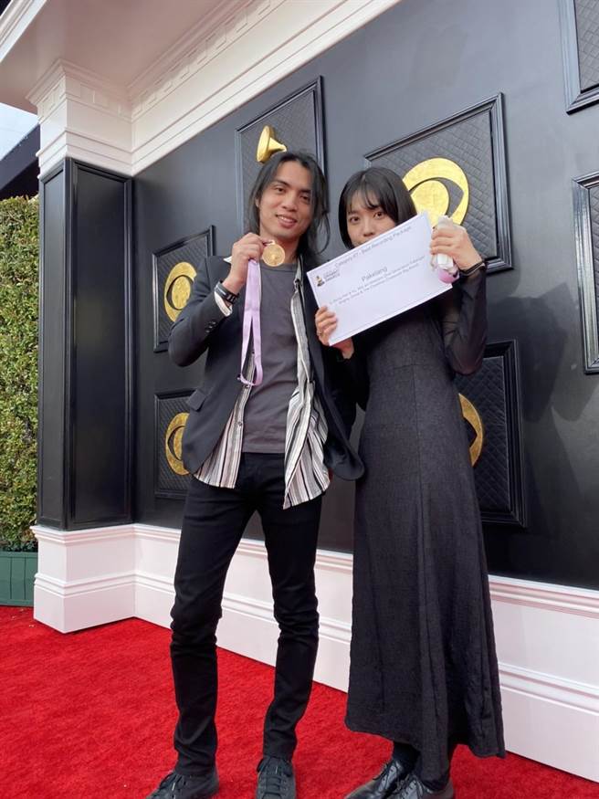 李政瀚、于薇以《八歌浪Pakelang》专辑获第64届葛莱美奖最佳专辑设计包装奖。（文化部提供）