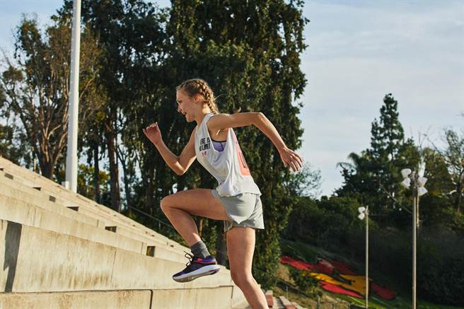 UA全新推出專為女性足部設計的訓練鞋「HOVR OMNIA」，針對女生腳型量身打造流線型鞋底輪廓。（UNDER ARMOUR提供）