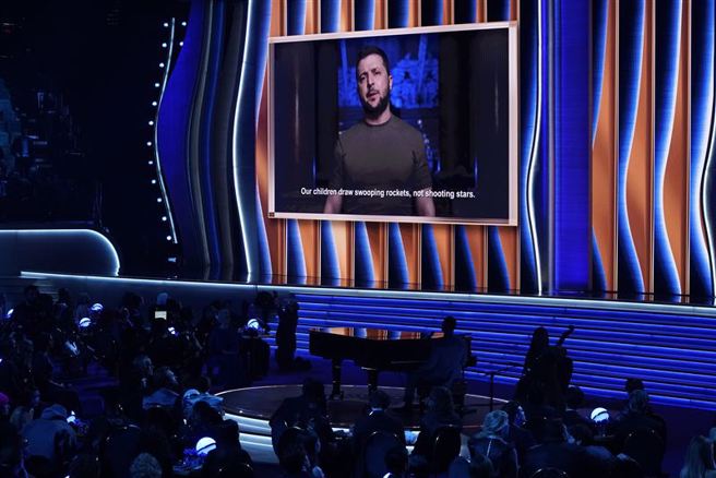 乌克兰总统泽伦斯基透过预录影片登上葛莱美奖颁奖典礼。（图／取自美联社／达志影像）