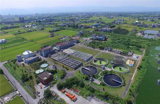 宜兰县政府开办污水下水道建设迄今已16余年，目前已有宜兰、罗东地区两大系统，累积用户接管超过6万户，服务人口数约20万人，每日处理约5万5千公吨的生活污水。（宜兰县政府提供／吴佩蓉宜兰传真）
