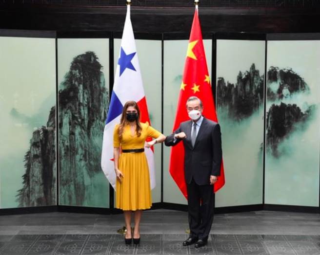 中国国务委员兼外长王毅在安徽屯溪和赴华访问的巴拿马外长莫伊内斯举行会谈。（中国外交部官网）