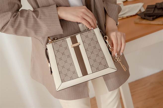 「可可拿铁 肩背手提梯形包」简洁俐落的梯形使棱角更加分明、设计感倍增。（PLAYBOY提供）