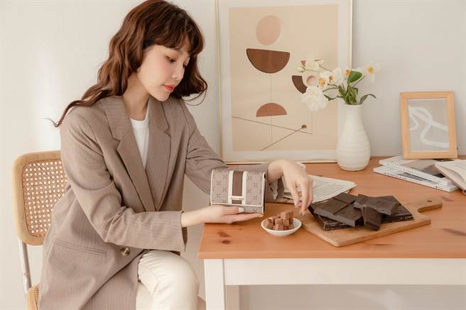 「可可拿铁 多层卡片夹」可放置钞票及收据。（PLAYBOY提供）