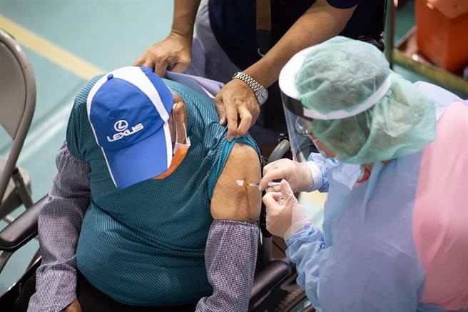 嘉義市65歲以上民眾還有8500人連第1劑疫苗都還沒打，嘉市衛生局祭好康加碼，鼓勵民眾接種疫苗。（本報資料照）