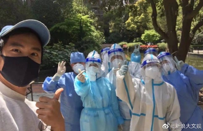 彭于晏亲民地跟医护人员合照。（图／微博@新浪大文娱）