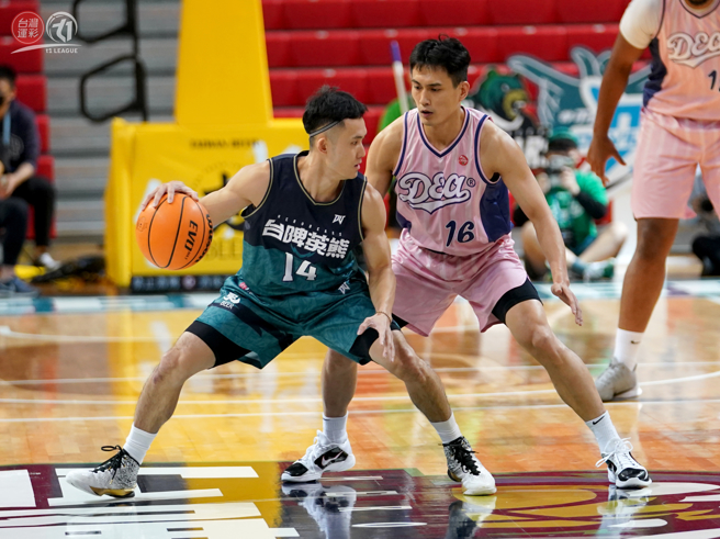 新北中信特攻林韋翰（右）和台啤英熊蔣淯安（左）場上對抗精彩。（T1聯盟提供）