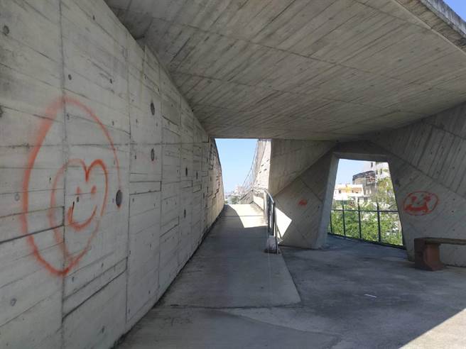 云林县北港镇「天空之桥」遭喷漆，国际性公共空间建筑受关注。（张朝欣摄）