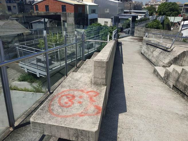 云林县北港镇「天空之桥」遭喷漆，国际性公共空间建筑受关注。（张朝欣摄）