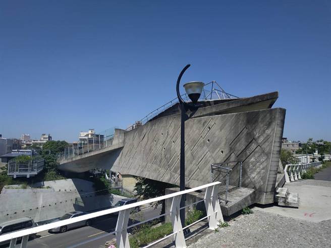 云林县北港镇「天空之桥」遭喷漆，国际性公共空间建筑受关注。（张朝欣摄）