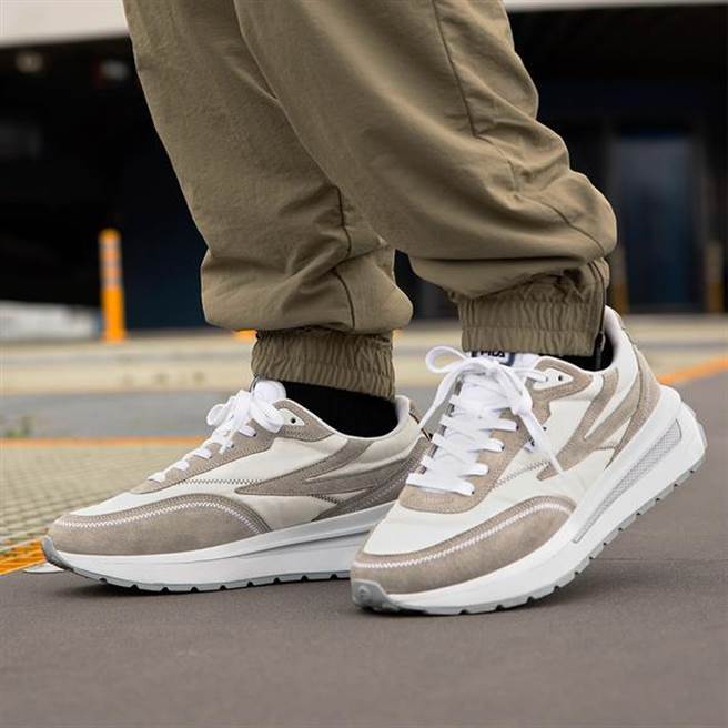 FILA RENNO重新解构70年代的慢跑鞋原型，復古轮廓搭配现代设计工艺，呈现街潮美学。（FILA提供）
