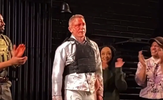 丹尼尔克雷格(中)穿防弹背心演出现代版《马克白》赢得满堂彩。（图／取自推特）