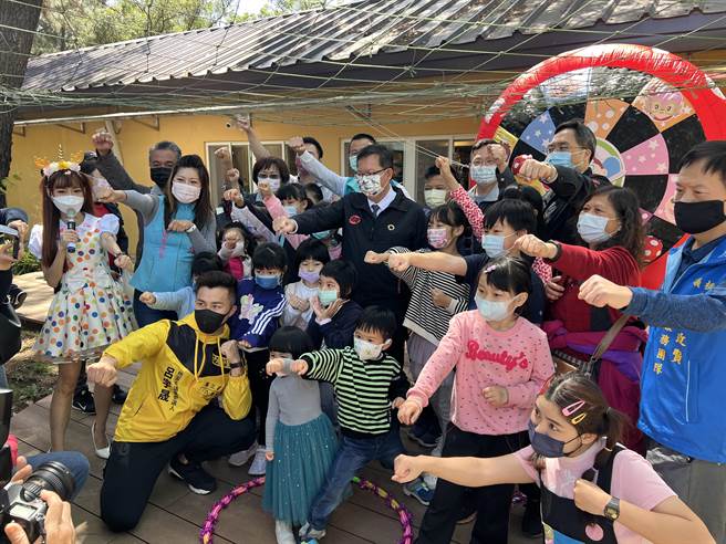 桃园儿童玩具图书馆欢庆1周年，甫拿下经营权的如果儿童剧团，4日搭配儿童节推出各项活动，吸引逾千名亲子同乐，市长郑文灿也亲自体验。（蔡依珍摄）