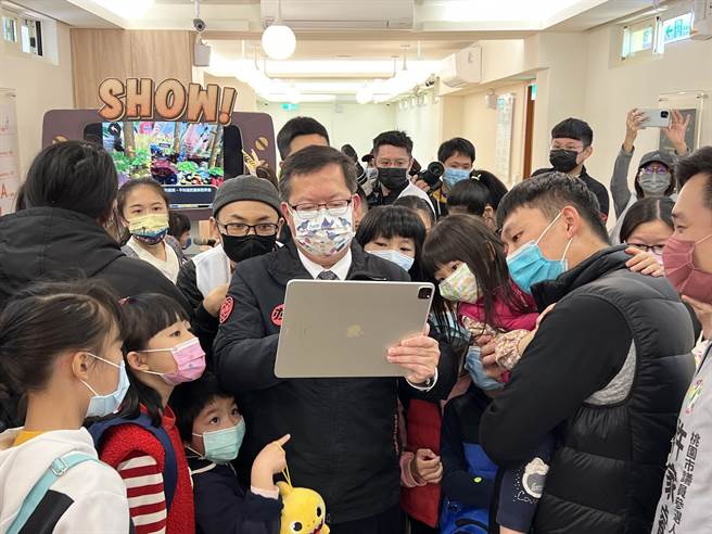 桃园儿童玩具图书馆欢庆1周年，甫拿下经营权的如果儿童剧团，4日搭配儿童节推出各项活动，市长郑文灿体验互动游戏宛如「孩子王」。（蔡依珍摄）