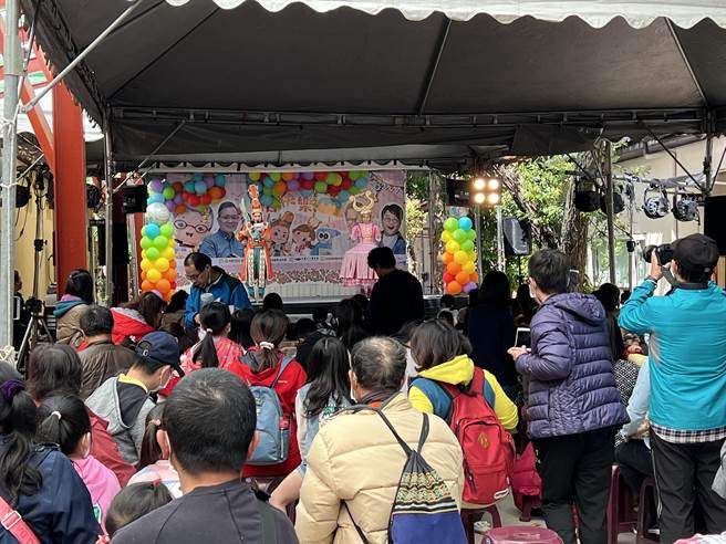 桃园儿童玩具图书馆欢庆1周年，甫拿下经营权的如果儿童剧团，4日搭配儿童节推出各项活动，吸引逾千名亲子同乐。（蔡依珍摄）