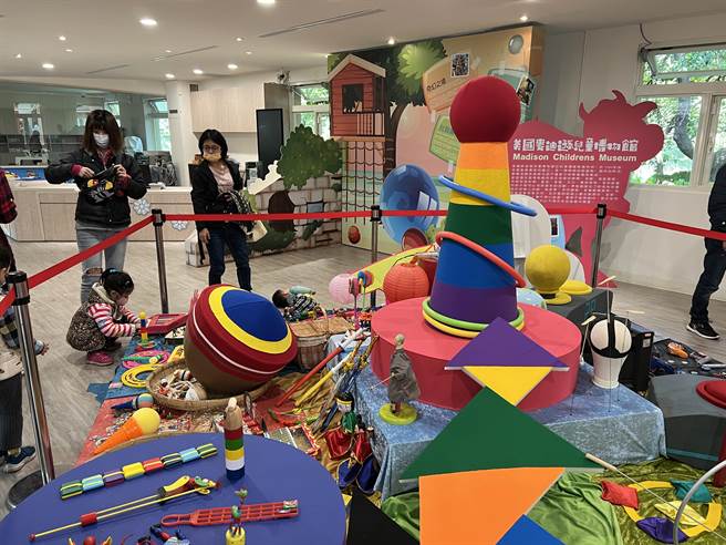 桃园儿童玩具图书馆欢庆1周年，甫拿下经营权的如果儿童剧团，4日搭配儿童节推出各项活动，吸引逾千名亲子同乐。（蔡依珍摄）