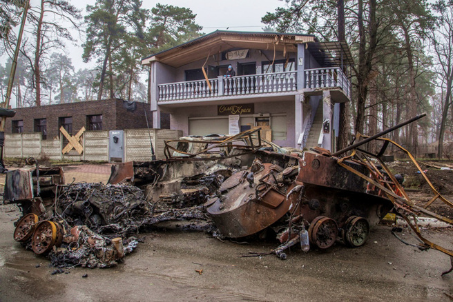 圖為烏克蘭基輔市郊布查鎮一戶民宅門口一輛被摧毀的戰車。（圖／路透社）