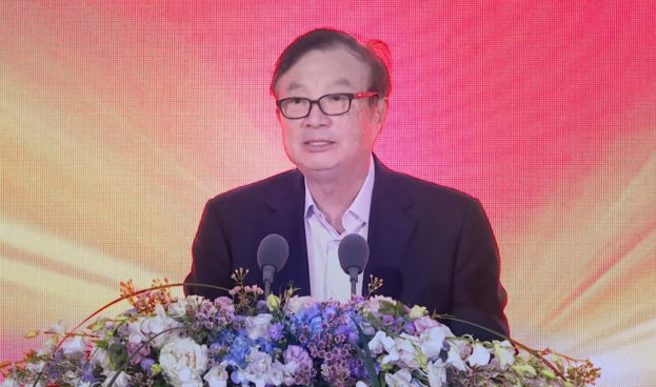 任正非在10軍團授旗儀式上說，和平是打出來的！要用艱苦奮鬥、英勇犧牲，打出一個未來 30 年的和平環境，讓任何人都不敢再欺負我們！（圖／網路）