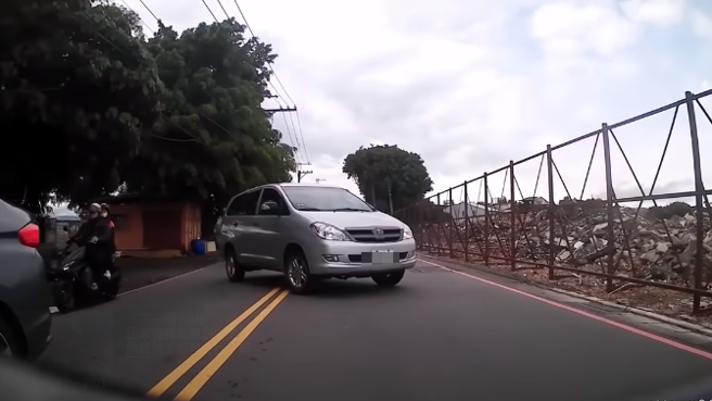 轎車駕駛貪圖搶快，在雙向道跨越雙黃線、開到逆向車道後，當場與來車「面對面」僵持，最後他自知理虧才一路倒退，所幸原車道有人願意讓出位置讓他插回。（翻攝自臉書「爆廢公社」）