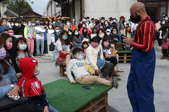 「2022台北甜點節」在南港瓶蓋工廠盛大舉行，小朋友欣賞來自亞美尼亞的專業馬戲團特技雜耍表演者Amiryan Vardan的即興演出，透過幽默逗趣的肢體與互動，將歡樂帶給每一位觀眾。（劉宗龍攝）