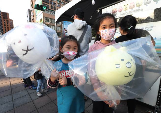 一對小姊妹開心拿著「黑人手工造型棉花糖」的可愛造型棉花糖。（劉宗龍攝）