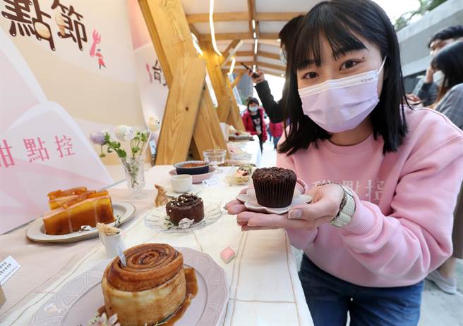 「2022台北甜點節」在台北市南港瓶蓋工廠盛大舉行，超過60家品牌店家接力推出肉桂捲、可麗露、泡芙、水果大福等各式甜點，一次滿足甜點控的味蕾。（劉宗龍攝）