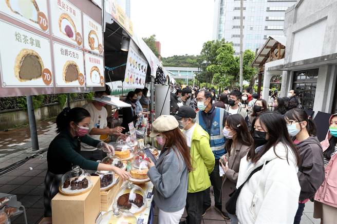 「2022台北甜點節」在台北市南港瓶蓋工廠盛大舉行，現場吸引眾多民眾排隊選購甜點。（劉宗龍攝）
