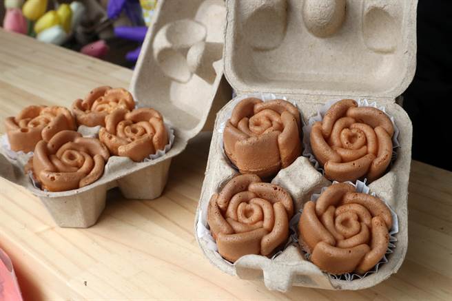 「ChewChew雞蛋糕甜點室」的玫瑰造型雞蛋糕十分吸睛。（劉宗龍攝）