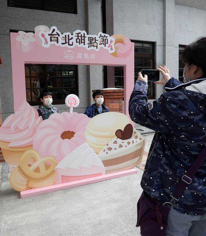 「2022台北甜點節」在台北市南港瓶蓋工廠盛大舉行，主辦單位設置打卡區，提供民眾拍照留念。（劉宗龍攝）
