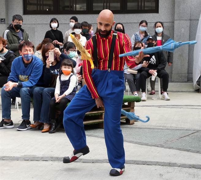 「2022台北甜點節」在南港瓶蓋工廠盛大舉行，來自亞美尼亞的專業馬戲團特技雜耍表演者Amiryan Vardan在現場即興演出與民眾同樂。（劉宗龍攝）