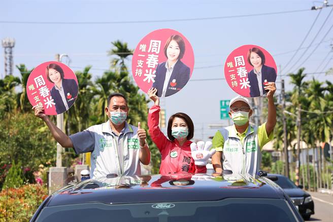 周春米在地方民代的陪同下車掃、與民搏感情。（周春米團隊提供／謝佳潾屏東傳真）